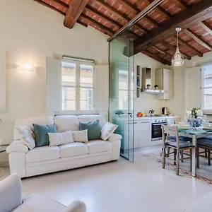 https://helene-smart-flat-with-elevator-inside-lucca.it-tuscanyhotel.com